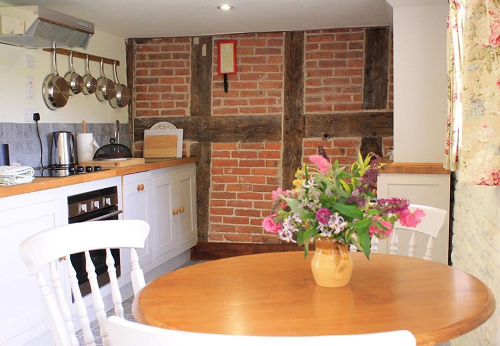 Dee'S Cottage At Brinsop เฮริฟอร์ด ภายนอก รูปภาพ